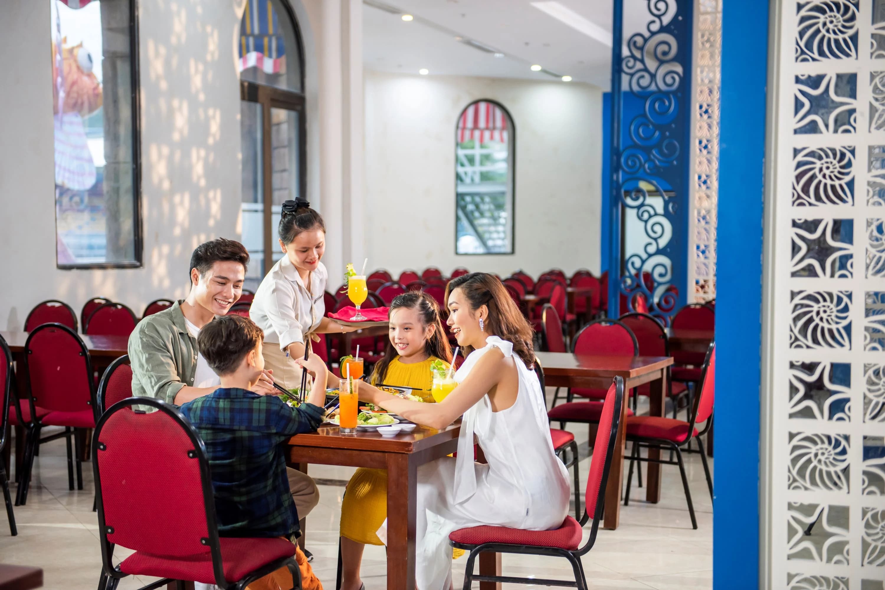 Trọn Gói Happy Hour: Cáp Treo, Buffet Tối & Thưởng Thức Tata Show | VinWonders Nha Trang 2