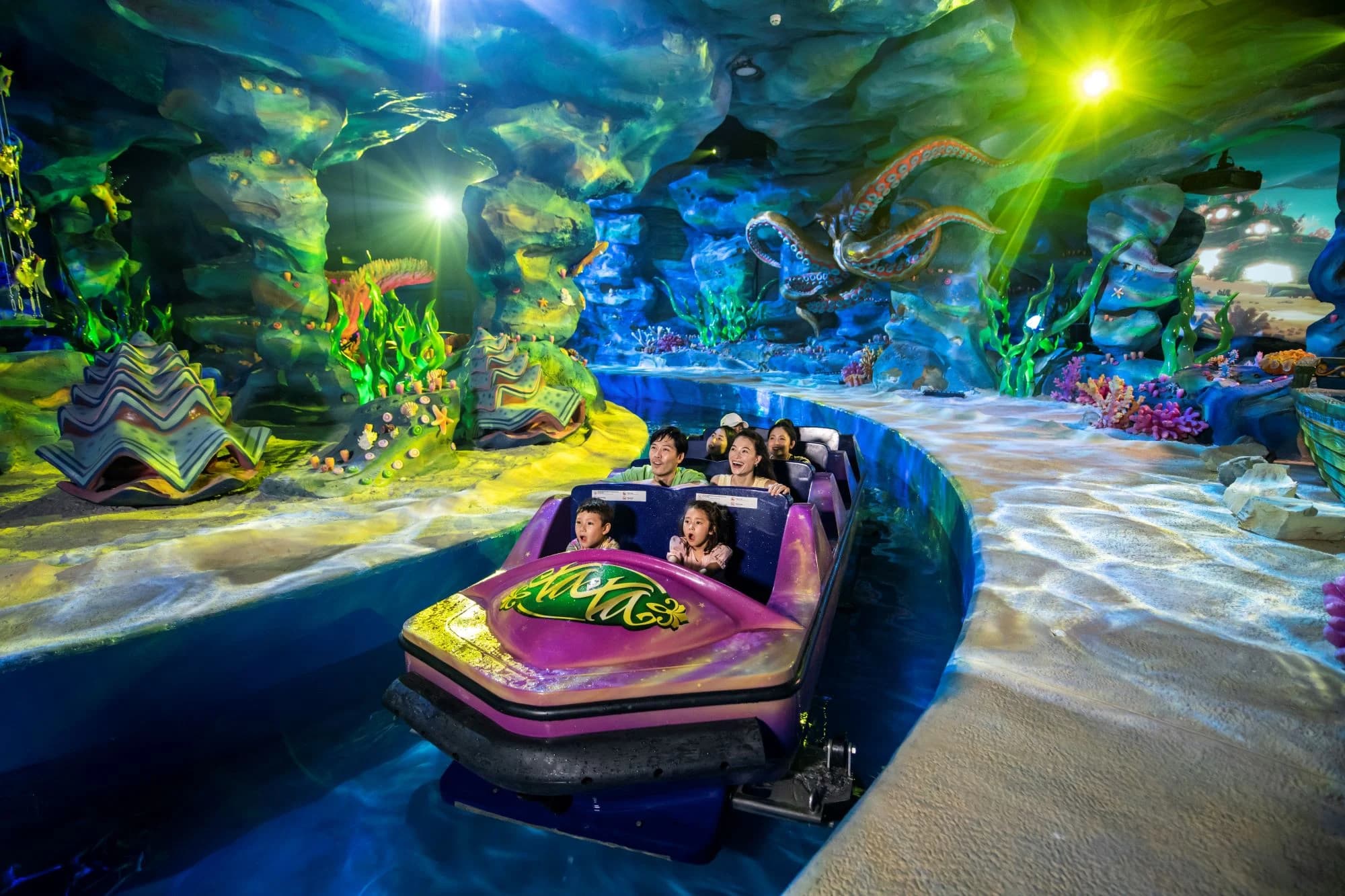Vé vào cổng + FastPass 3 trò chơi nổi bật + Xe điện Buggy | VinWonders Nha Trang right-2