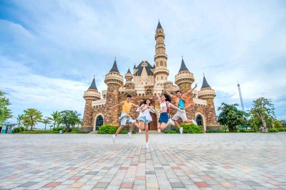 Combo vé vào cửa & gói VIP Tour toàn khu | VinWonders Nam Hội An right-1