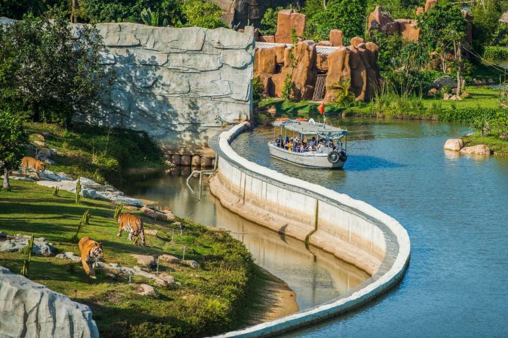 Combo vé vào cửa & gói VIP Tour toàn khu | VinWonders Nam Hội An main